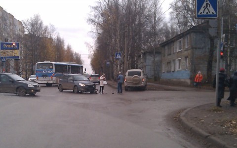 В Сыктывкаре «УАЗ Патриот» столкнулся со «Шкодой» и вылетел на тротуар