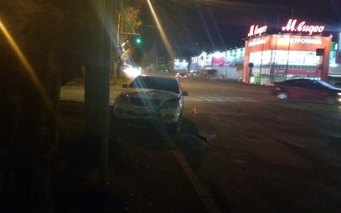 В Сыктывкаре на перекрестке иномарка врезалась в столб