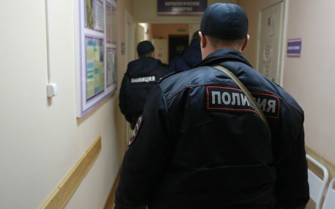 Сотрудник полиции проехал два километра на капоте автомобиля преступников