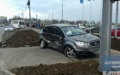 В Сыктывкаре около нового гипермаркета  разбились две иномарки