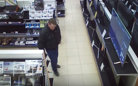 В сети появилось видео, как наглый вор украл TV- приставку  в магазине бытовой техники в Коми