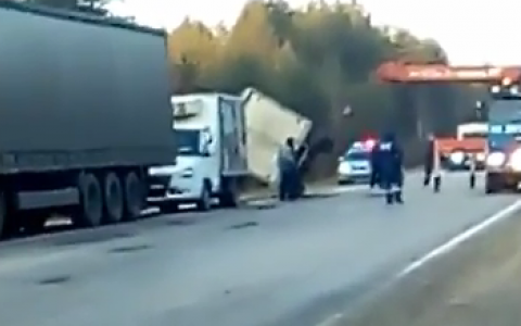 Очевидцы сняли видео, как в Коми доставали «Газель», вылетевшую в кювет