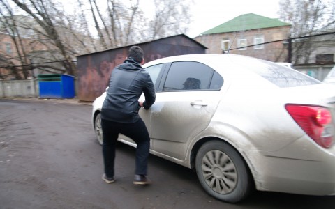 В Коми мужчина три раза угонял автомобили со своей работы
