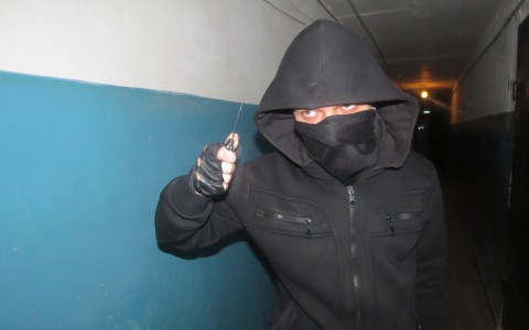 В Сыктывкаре мужчина в маске и с ножом в руках ограбил микрофинансовый офис
