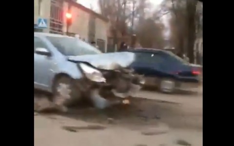 Очевидцы сняли на видео, как на дороге в Сыктывкаре разбилась иномарка