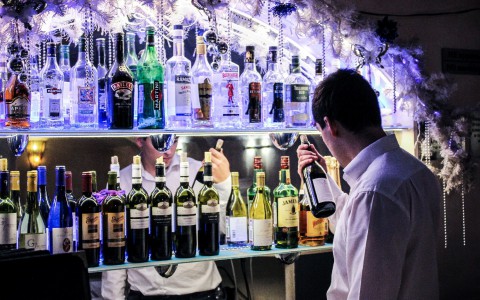 В Сыктывкаре уволенный бармен отсудил у работодателя небывалую сумму денег