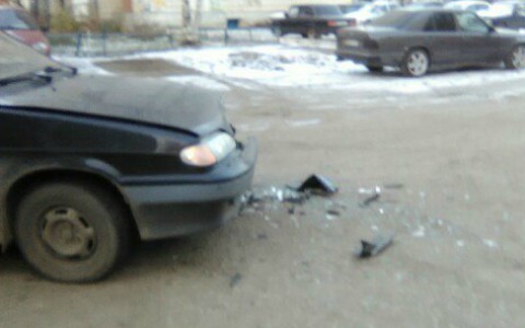 В Сыктывкаре на перекрестке столкнулись два ВАЗа