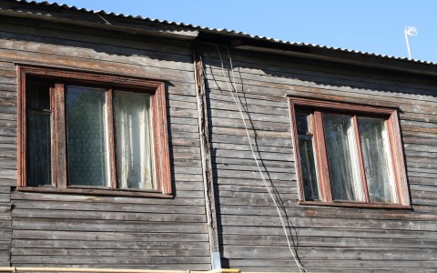 В Коми сирота пять лет добивалась жилья и получила барак с соседями-алкашами
