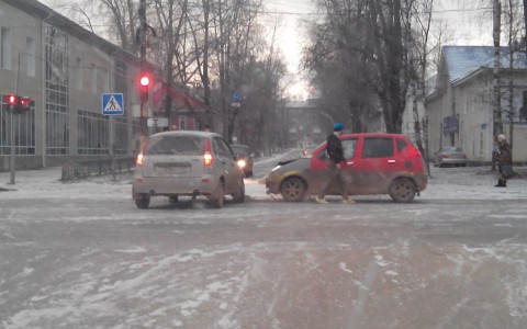 В Сыктывкаре очевидцы сняли на видео аварию с иномаркой и «Ладой»