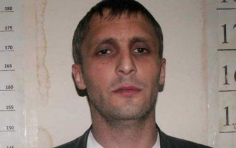 Мужчина перерезал горло жене и своей 4-летней дочери