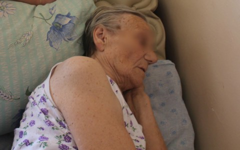 В Сыктывкаре бабушка полдня лежала за закрытой дверью, пока спасатели ждали полицию