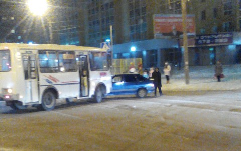 В Сыктывкаре в рейсовый автобус с людьми врезался ВАЗ