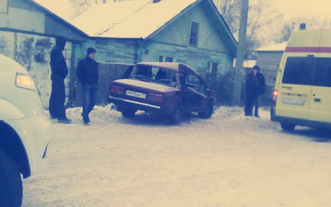 Очевидцы сняли, как в Сыктывкаре в ДТП «семерку» согнуло пополам