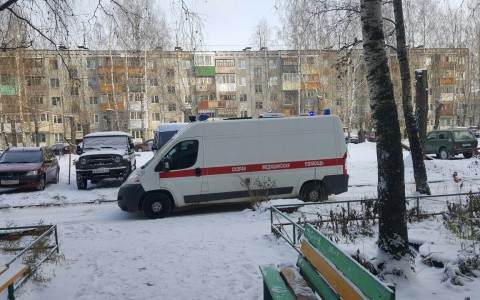В Сыктывкаре с балкона на пятом этаже выпал мужчина