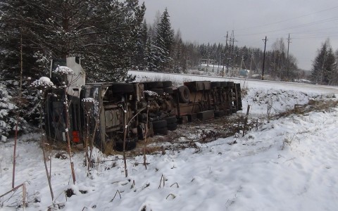 В Коми большегруз с 30 тоннами горючего вылетел с трассы и перевернулся