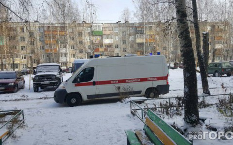 Стало известно о состоянии мужчины, который сорвался с балкона в Сыктывкаре