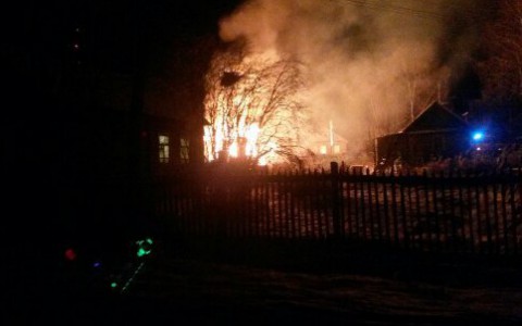 Очевидцы сняли, как в Сыктывкаре около складов полыхал частный дом