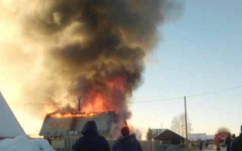 В Коми полыхал частный деревянный дом