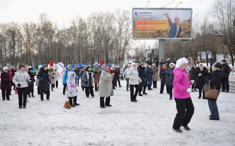 Появилось видео, как в центре Сыктывкара люди танцевали хали-гали