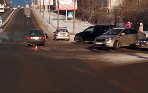 В Сыктывкаре на оживленном перекрестке столкнулись две иномарки