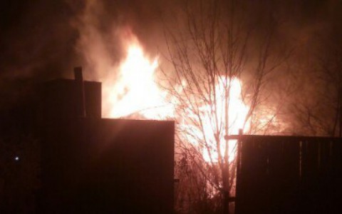 Сыктывкар за день 11 ноября: пожар в деревянном доме и грузовик, который вылетел на газон