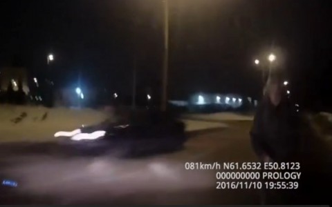 Появилось видео момента, как в Сыктывкаре «Опель» сбил пенсионера
