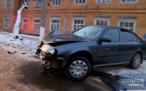 В Сыктывкаре две иномарки влетели друг в друга и оказались на тротуаре