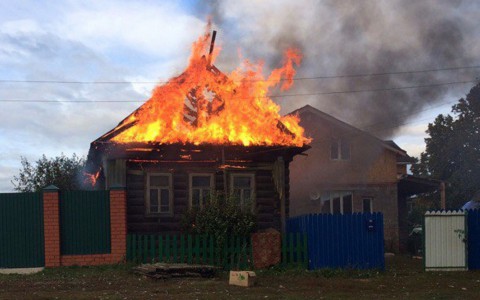 Двое грабителей пытались заживо сжечь бабушку