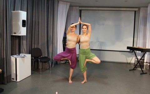 В третий день YogaFest в Сыктывкаре танцевали йогу и играли в мафию