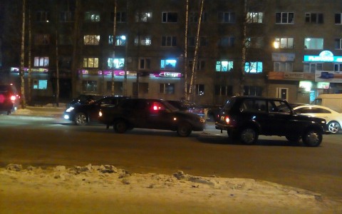 В Сыктывкаре ВАЗ «догнал» «Ниву» и разбил ей бампер