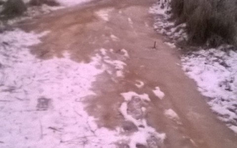 Под Сыктывкаром из канализации жилого дома течет река фекалий