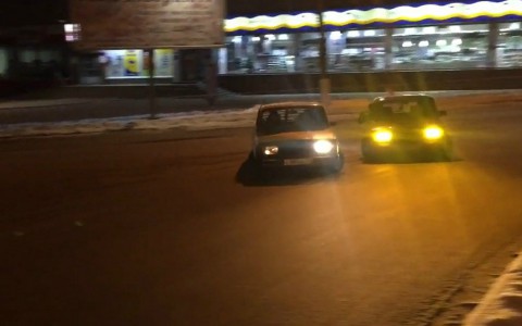 В сети появилось видео, как в Сыктывкаре на «кольце» дрифтуют два ВАЗа