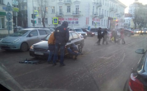В центре Сыктывкара водитель «потерял» колесо на дороге