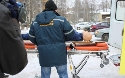 В Сыктывкаре сотрудники ГИБДД просили водителей оказать первую помощь