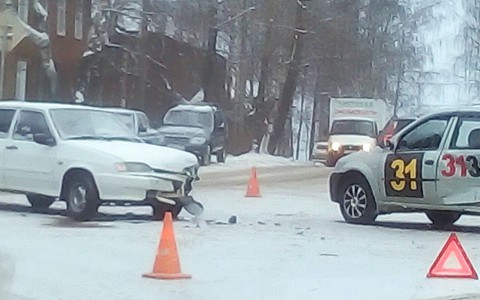 Очевидцы сфотографировали ДТП с участием таксиста в Сыктывкаре