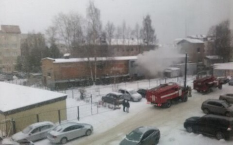 Очевидцы сняли на видео, как у мэрии Сыктывкара горело здание