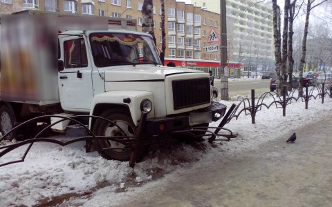 В Сыктывкаре грузовик вылетел на газон и снес ограду