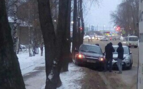 В Сыктывкаре непроснувшийся водитель на «Форде» въехал в «Ладу»