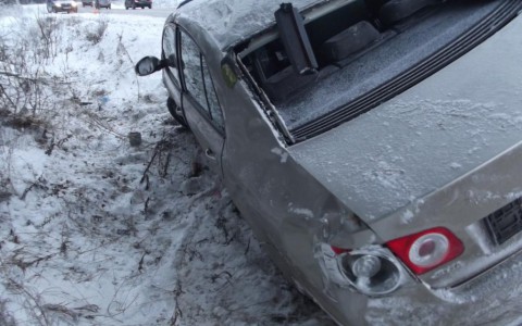 В Коми перевернулся Volkswagen, водитель получил серьезные травмы