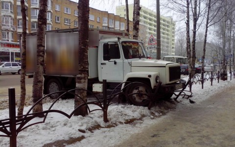 В ГИБДД Сыктывкара прокомментировали ДТП, где грузовик с хлебом врезался в ограду