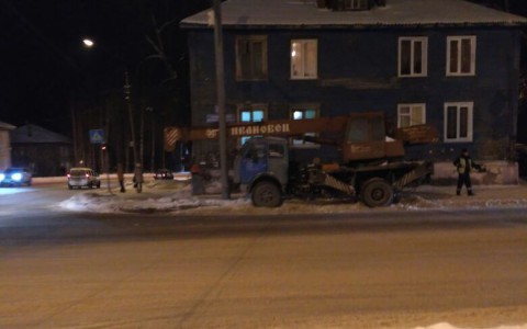 В Сыктывкаре автокран врезался в столб с камерами фото- и видеофиксации