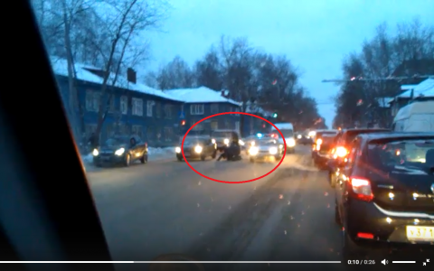 В Сыктывкаре сотрудники ГИБДД скрутили мужчину прямо на проезжей части (видео)