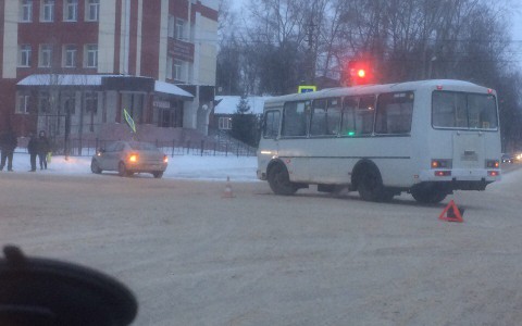 В Сыктывкаре ПАЗик «догнал» легковушку