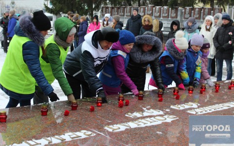 Сыктывкарцы в память о погибших на дороге возложили цветы на «Вечном огне»