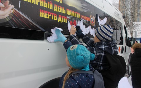 В Сыктывкаре имена жертв ДТП написали на бумажных птицах