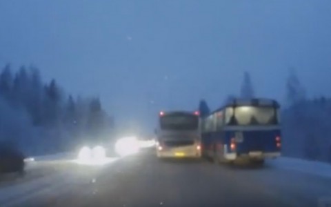 В Сыктывкаре в «долине смерти» два пассажирских автобуса устроили гонки (видео)