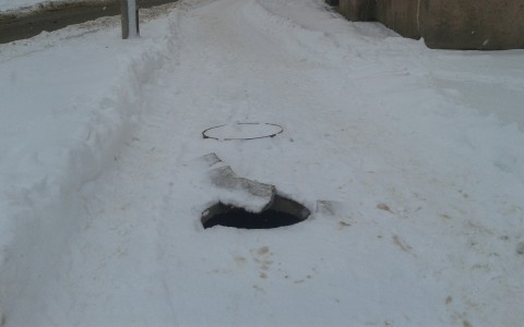 В Сыктывкаре пятилетний ребенок провалился в люк, прикрытый картоном