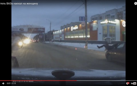 В Сыктывкаре на пешеходном переходе ВАЗ сбил женщину (видео)