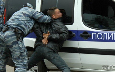 Стали известны новые подробности тотальных обысков на выездах из Сыктывкара