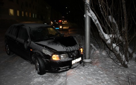 В Коми водитель сбил мужчину и врезался в опору ЛЭП